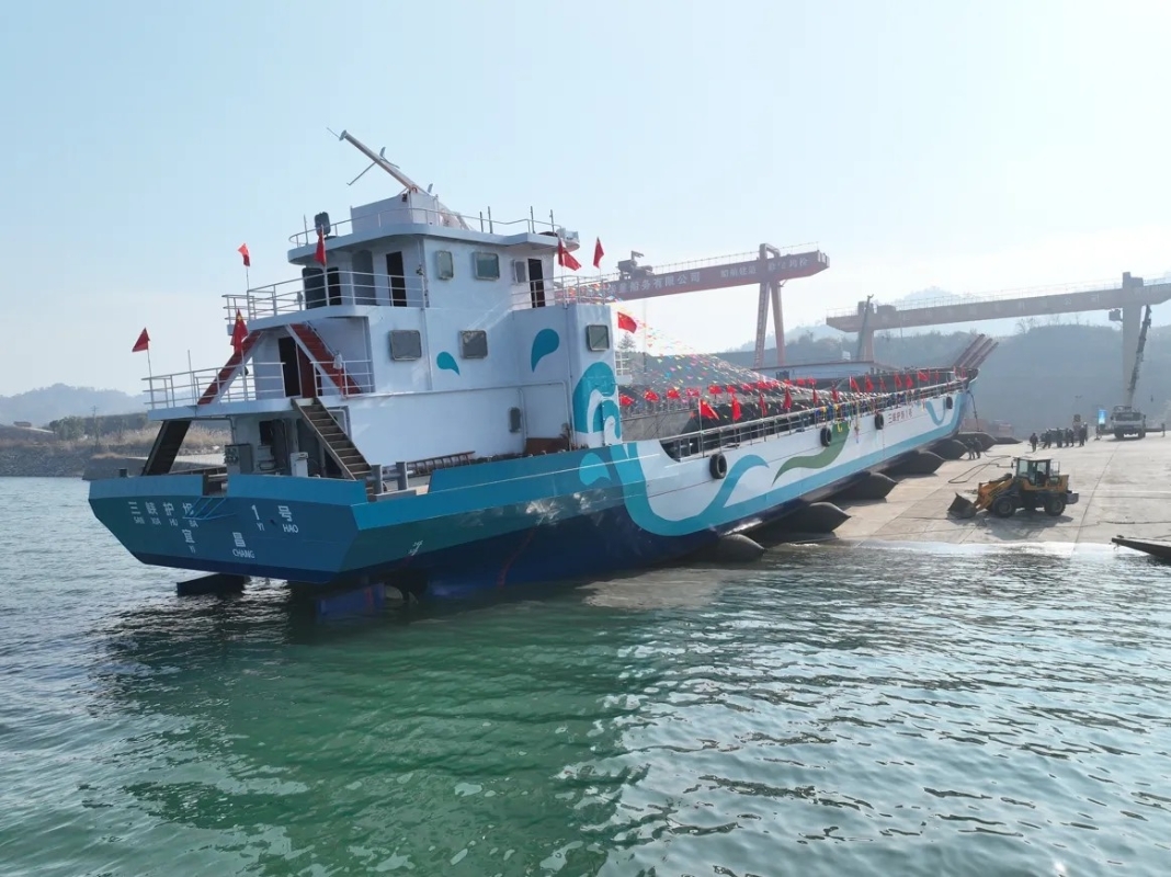 China's first ever all-electric cleanup and transfer vessel for inland rivers launched