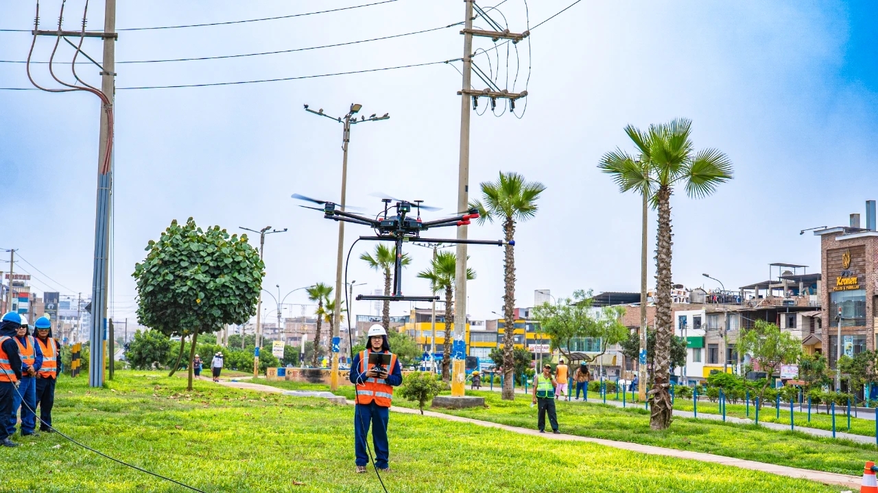 Luz del Sur successfully completes Peru's first live-line water cleaning operation on medium-voltage distribution grid using drone