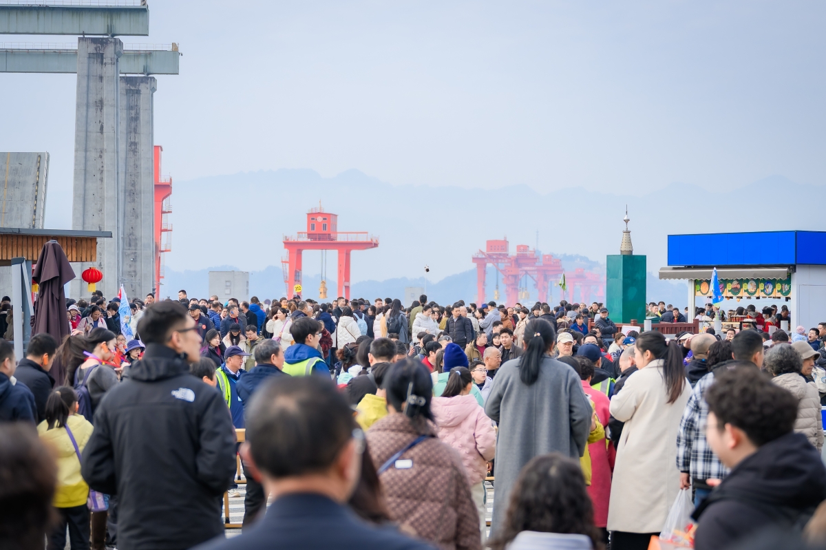 Three Gorges Dam hits new high: 190,000 visitors in seven days