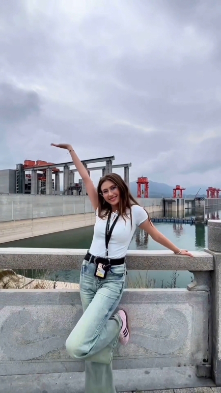 Foreign content creator visits the Three Gorges Dam
