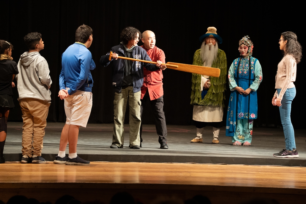 Brazilian youth experience the charm of Peking Opera