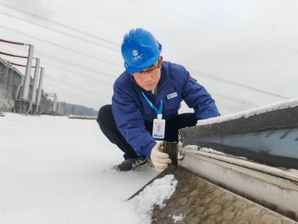 2月22日,水工分部詹卫华检查右岸主厂房屋面防水体系,确保屋面排水沟排水通畅、屋面无渗水点 2月22日,水工分部詹卫华检查右岸主厂房屋面防水体系,确保屋面排水沟排水通畅、屋面无渗水点