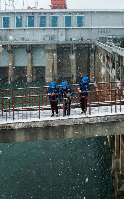 三峡梯调员工检查水情遥测站点设备 三峡梯调员工检查水情遥测站点设备