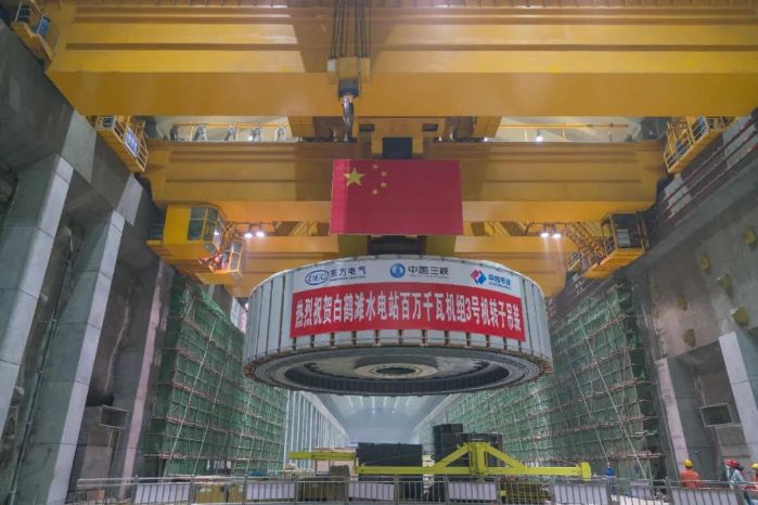 白鹤滩第五台“巨无霸”转子吊装