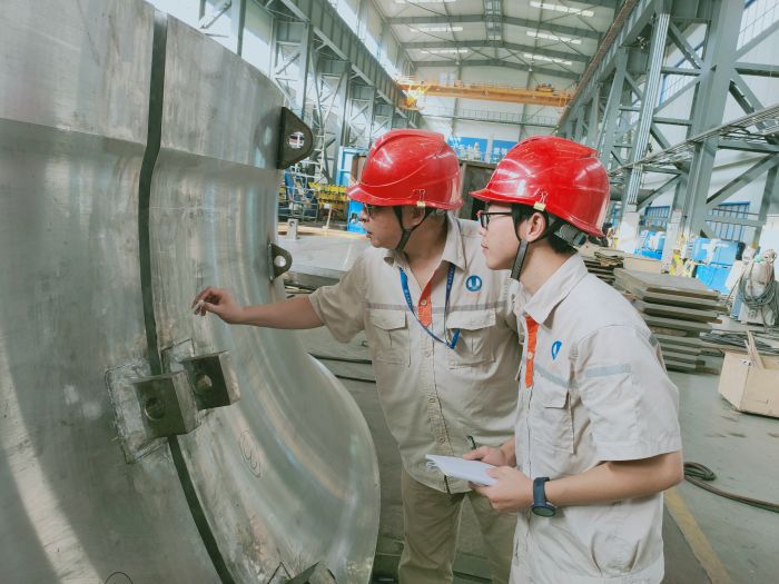 2.幸绍凯(左)正在讲解哈电转轮下环组圆后间隙要求(摄影 刘敏) 2.幸绍凯(左)正在讲解哈电转轮下环组圆后间隙要求(摄影 刘敏)