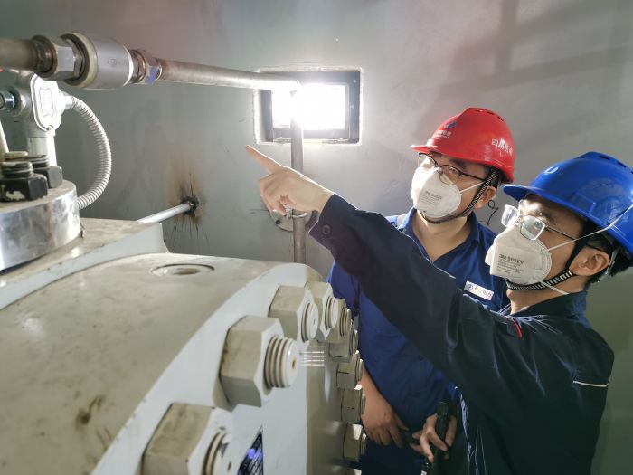 3.陈典龙在讲解接力器节流阀(摄影 韩普昌) 3.陈典龙在讲解接力器节流阀(摄影 韩普昌)