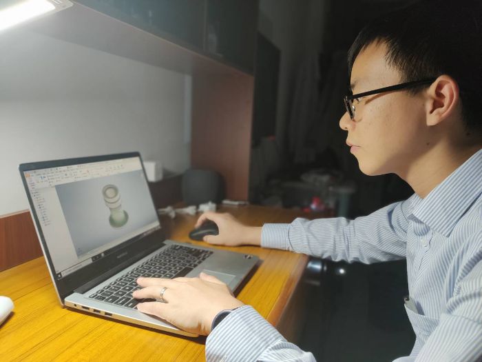 4.邹顺正在进行东电上端轴实体建模(摄影 王兆淼) 4.邹顺正在进行东电上端轴实体建模(摄影 王兆淼)