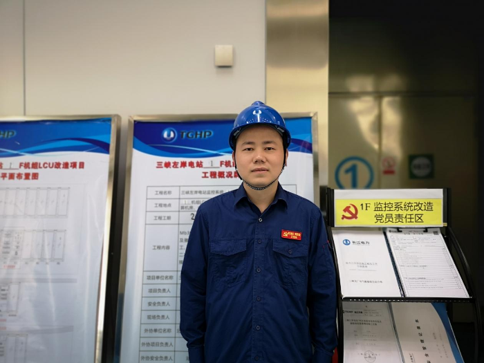 艾遠高在三峽電站1號機組監控係統改造黨員責任區現場。攝影 門光俊