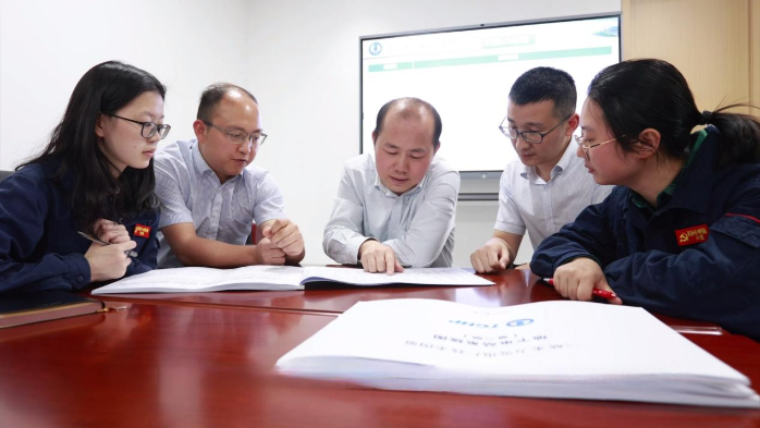 艾遠高在創新工作室參加交流研討。攝影 門光俊