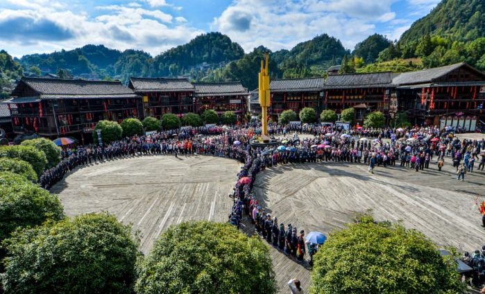 高硐村吃新节的跳月活动，吃新节为苗族、布依族、水族庆丰收的民族节日。