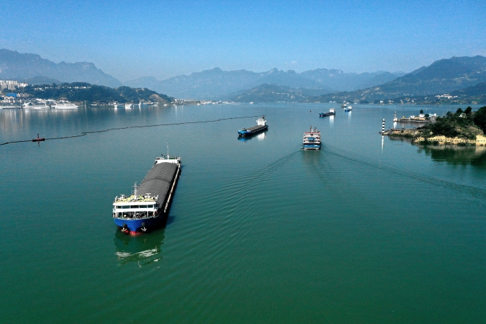 DJI_0002准备驶入三峡船闸的船队  汤伟