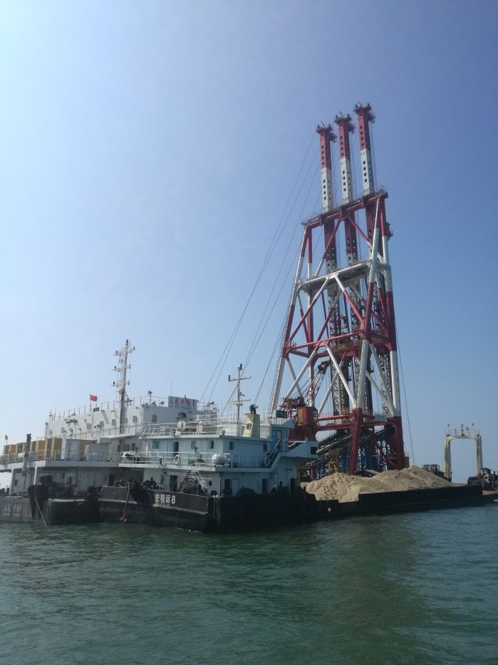 砂桩6号打桩船与运砂船下一步,汕头项目将联合各参建方共同努力,紧抓